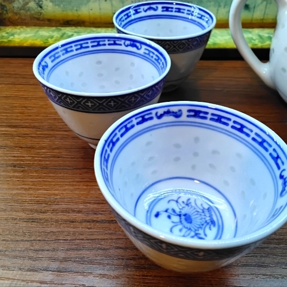 VINTAGE CHINESE RICE PATTERN PORCELAIN TEAPOT & 3 CUPS BLUE & WHITE CHINA - Picture 5 of 16